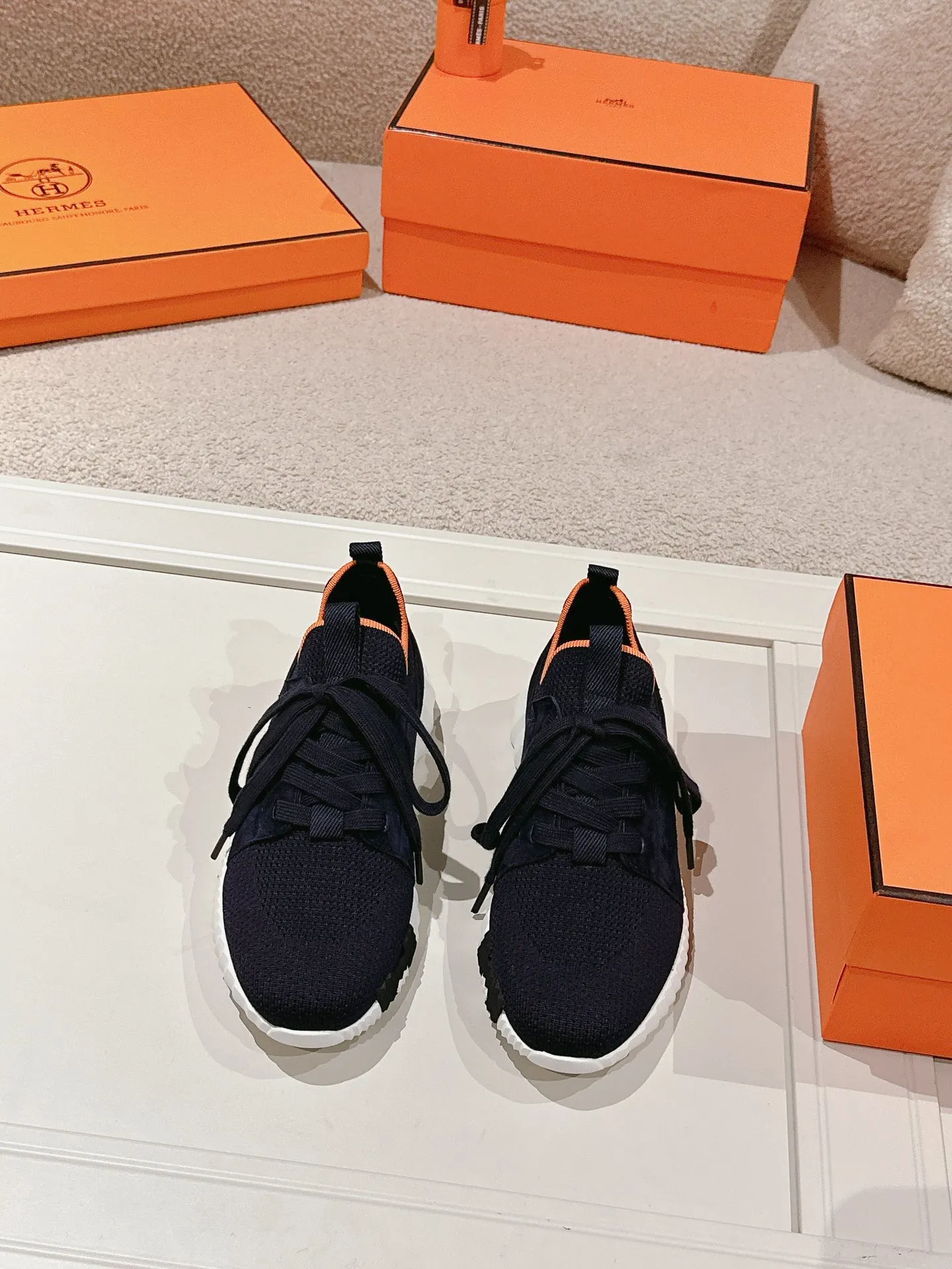 Men's shoes 💰600💰 Hermes top version # Hermès H family classic couple's casual sports shoes Couple's casual sports dad shoes combine high-tech canvas and suede goatskin, and are decorated with an exaggerated "H" letter on the rubber sole. The italic design and bright colors show vitality and continue the brand's design inspiration. Stroll around the city lightly and feel free and comfortable. Exquisitely packaged at the delivery counter 🛍📦 Fabric: Original special material and cow suede Lining: Customized breathable mesh Outsole: Open-molded TPU + rubber foam material Bottom thickness: 3CM Size: 35-45